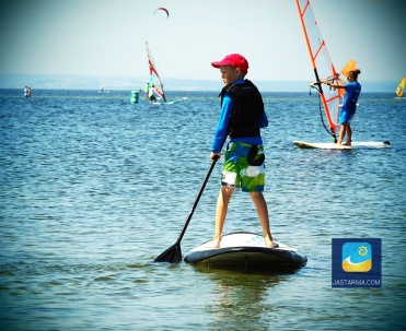 Stand Up Paddling czyli w skrócie SUP to najnowszy rodzaj pływania na desce, który podbija świat surfingu.